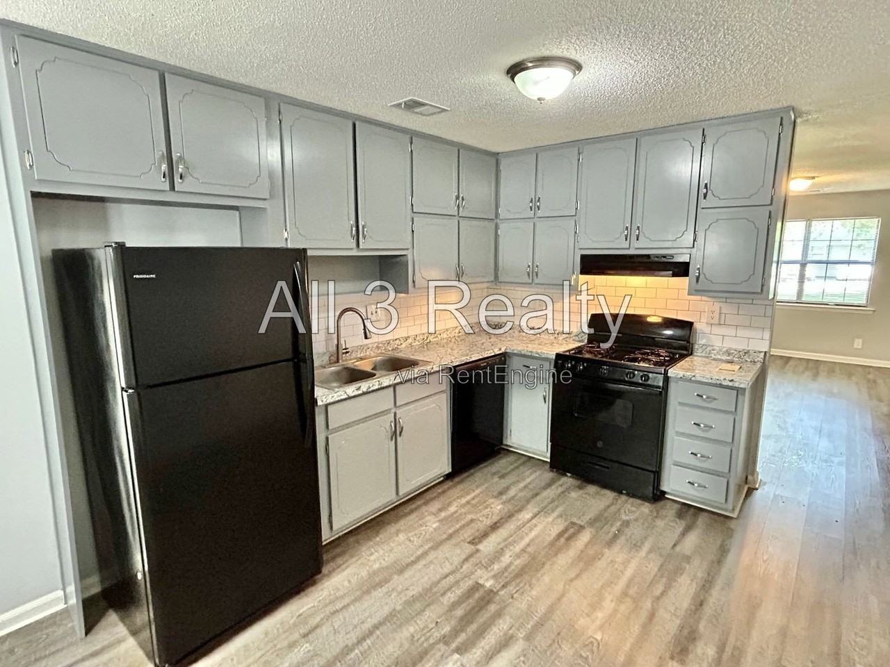 8460 Pineland Dr - Photo 2 of 20