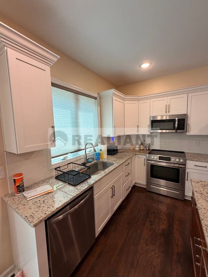 438 Kenton St - Photo 5 of 21