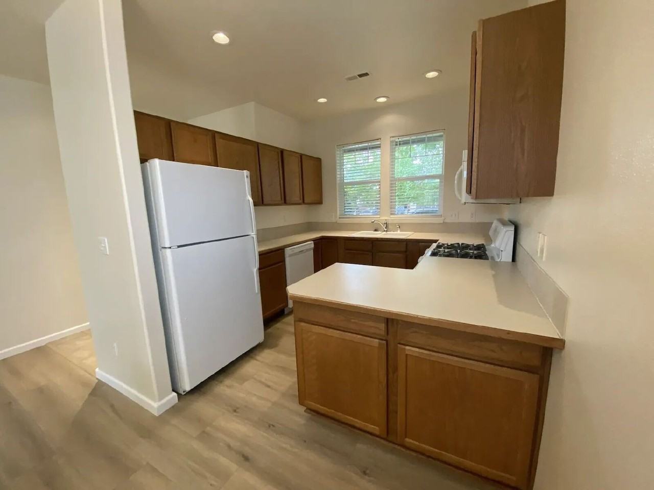 660 Callahan Dr - Photo 6 of 40