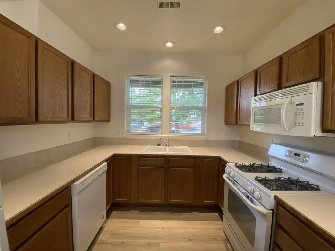 660 Callahan Dr - Photo 7 of 40