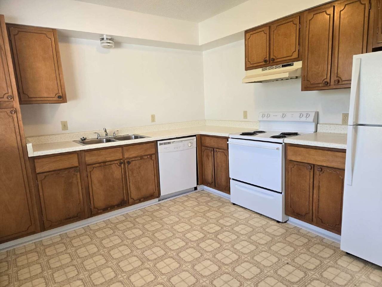 635 6th St W - Photo 3 of 12