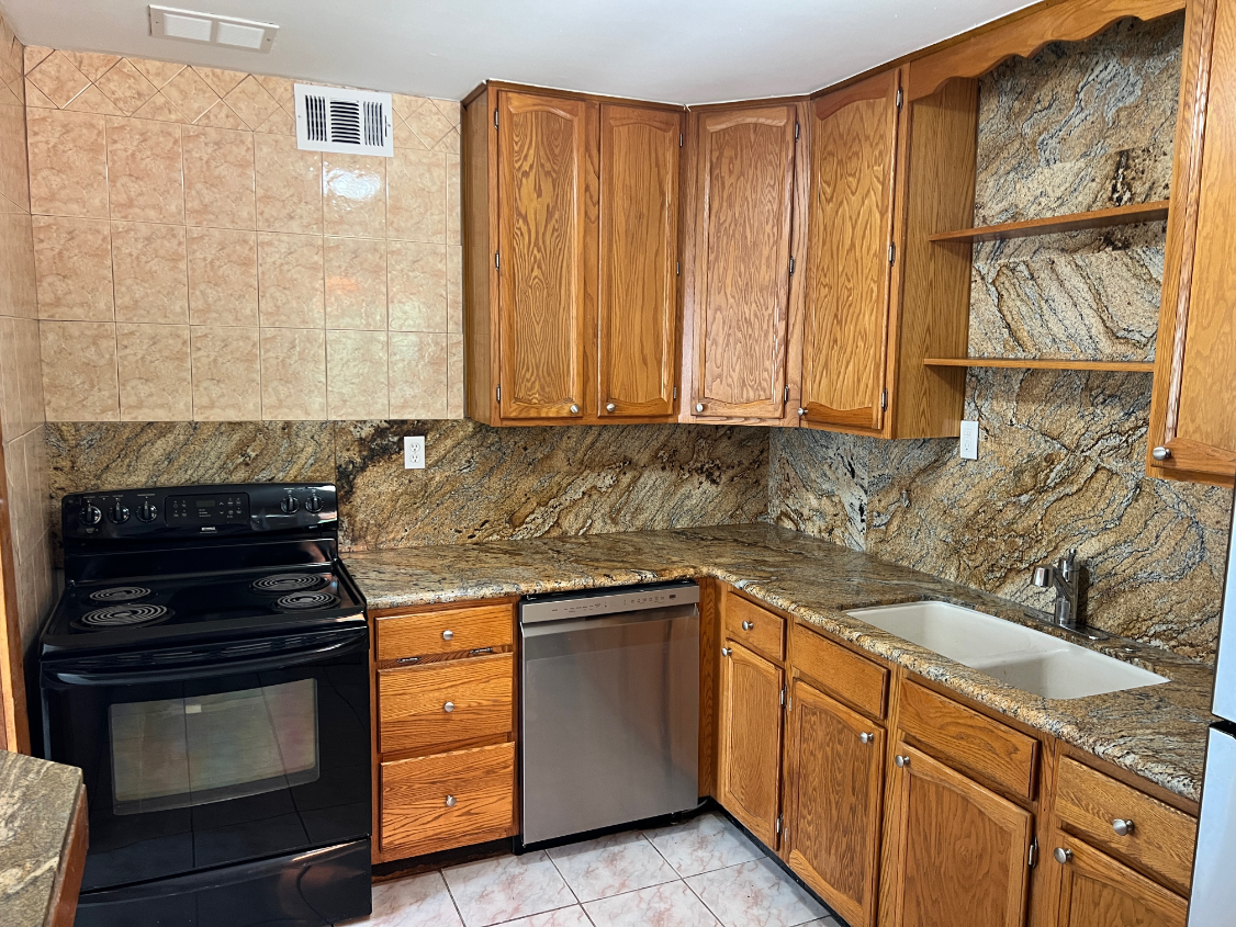 1124 Victor St - Photo 4 of 16