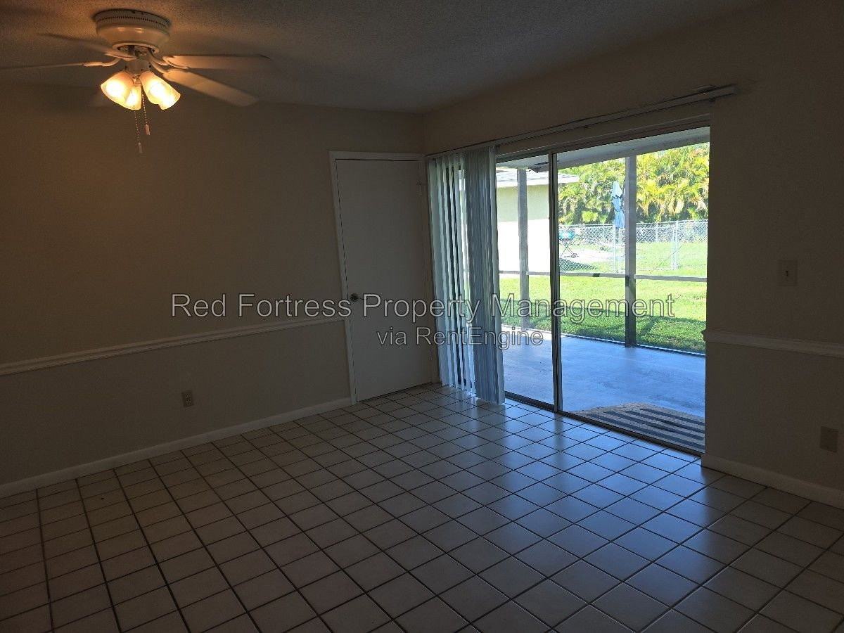 1049 Ridgeway Dr - Photo 3 of 14
