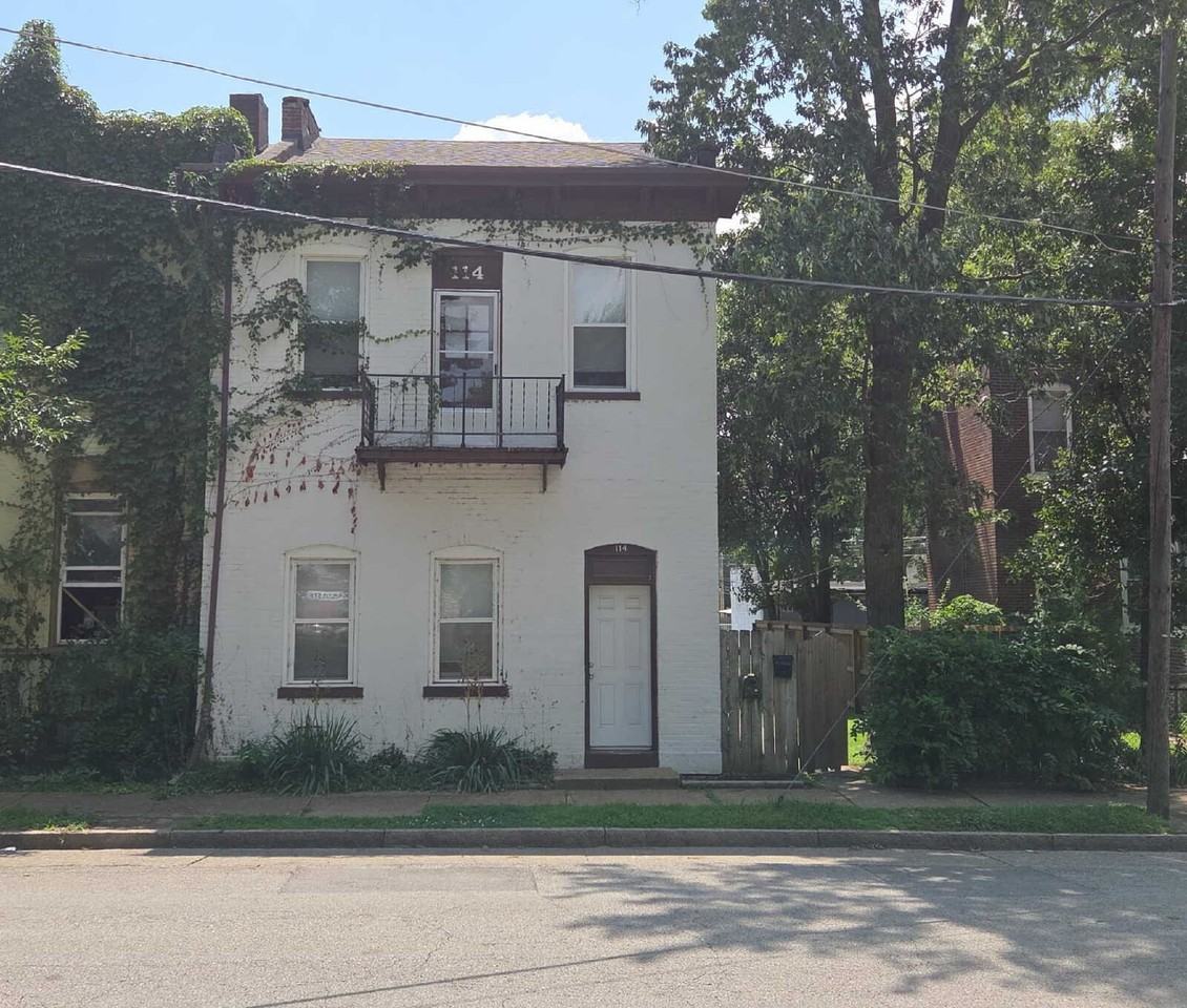 114 W Courtois St #1F - Photo 3 of 14