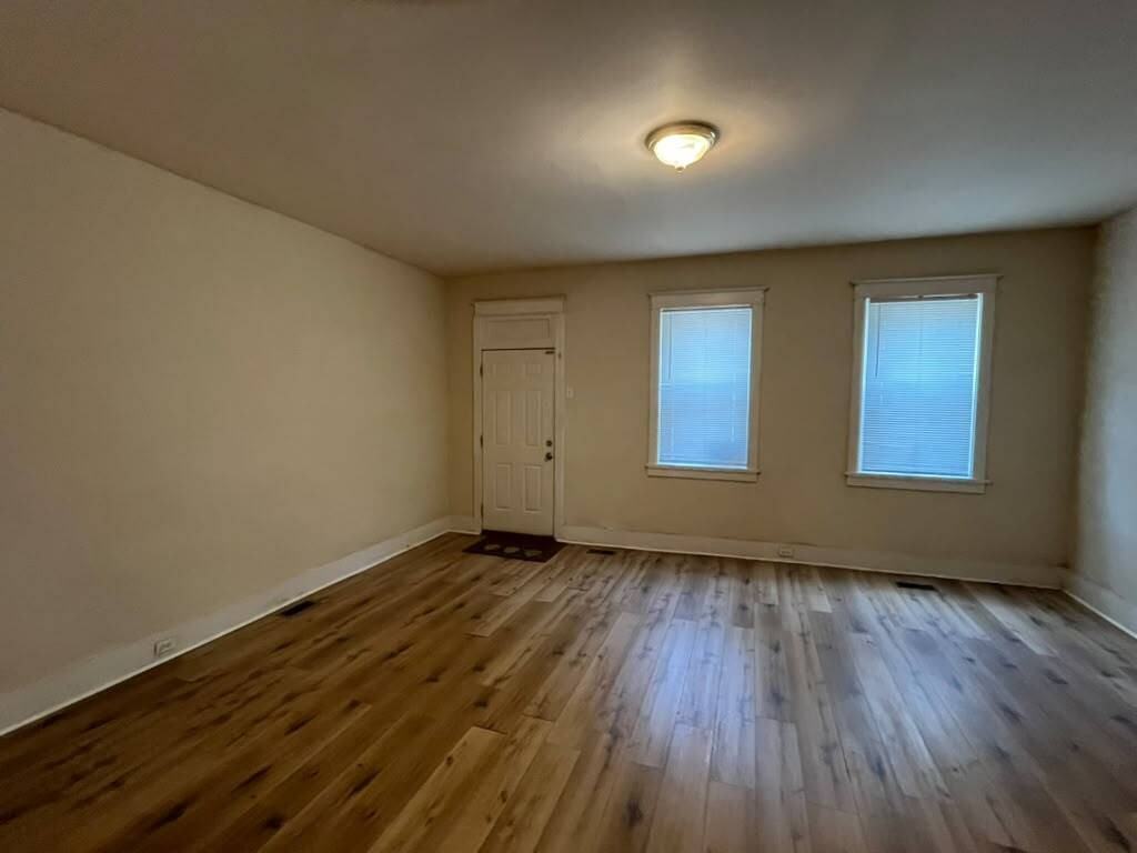 114 W Courtois St #1F - Photo 4 of 14