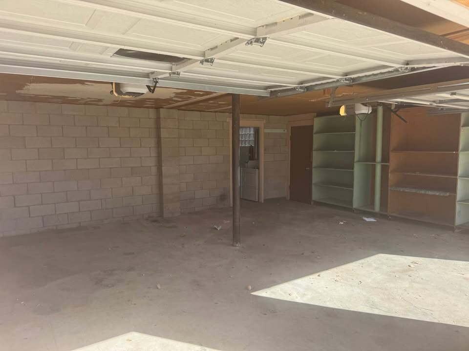 2009 East 15th Street East & West Garage - Photo 2 of 3
