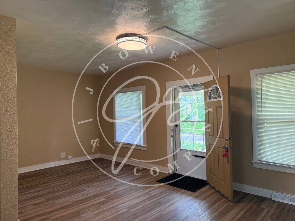 639 Carlton St - Photo 3 of 10