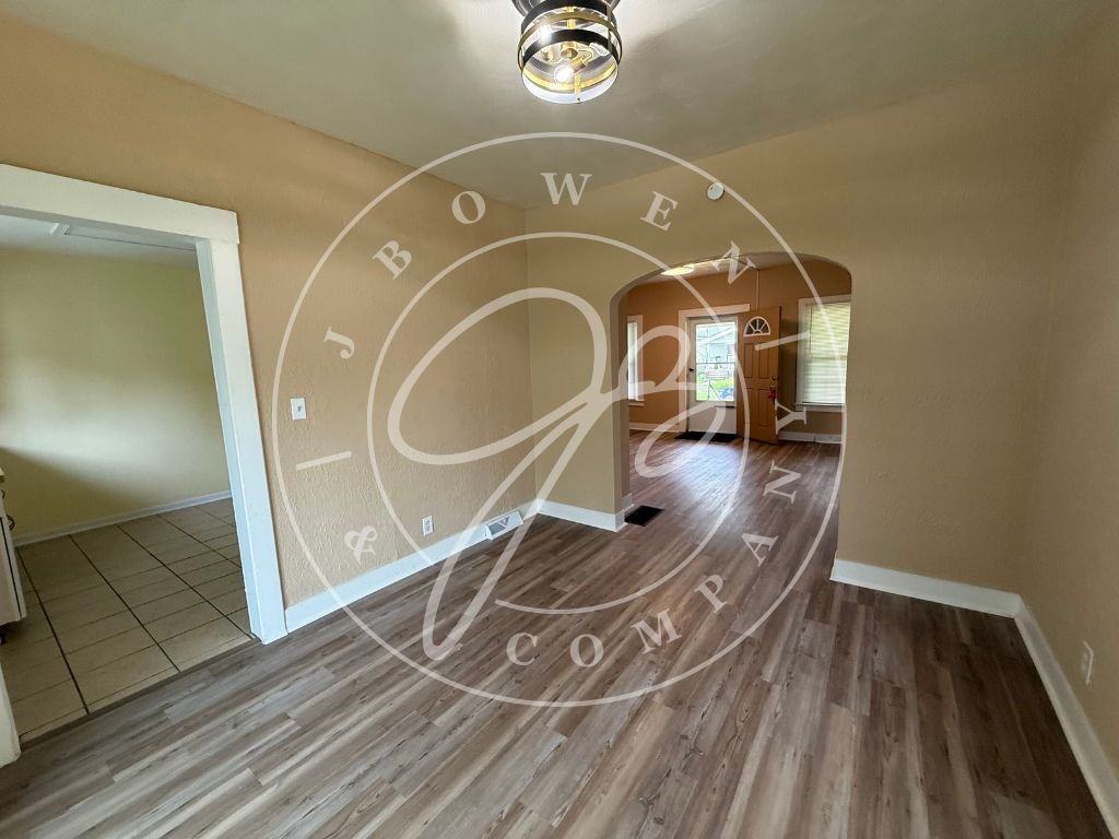 639 Carlton St - Photo 4 of 10