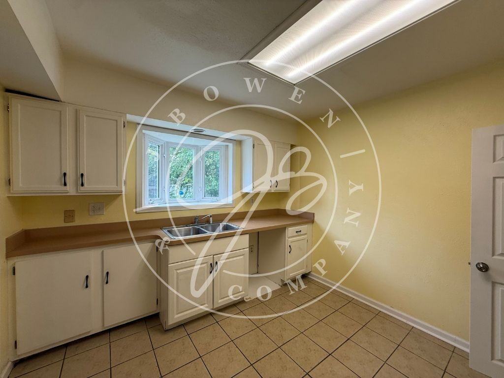 639 Carlton St - Photo 5 of 10
