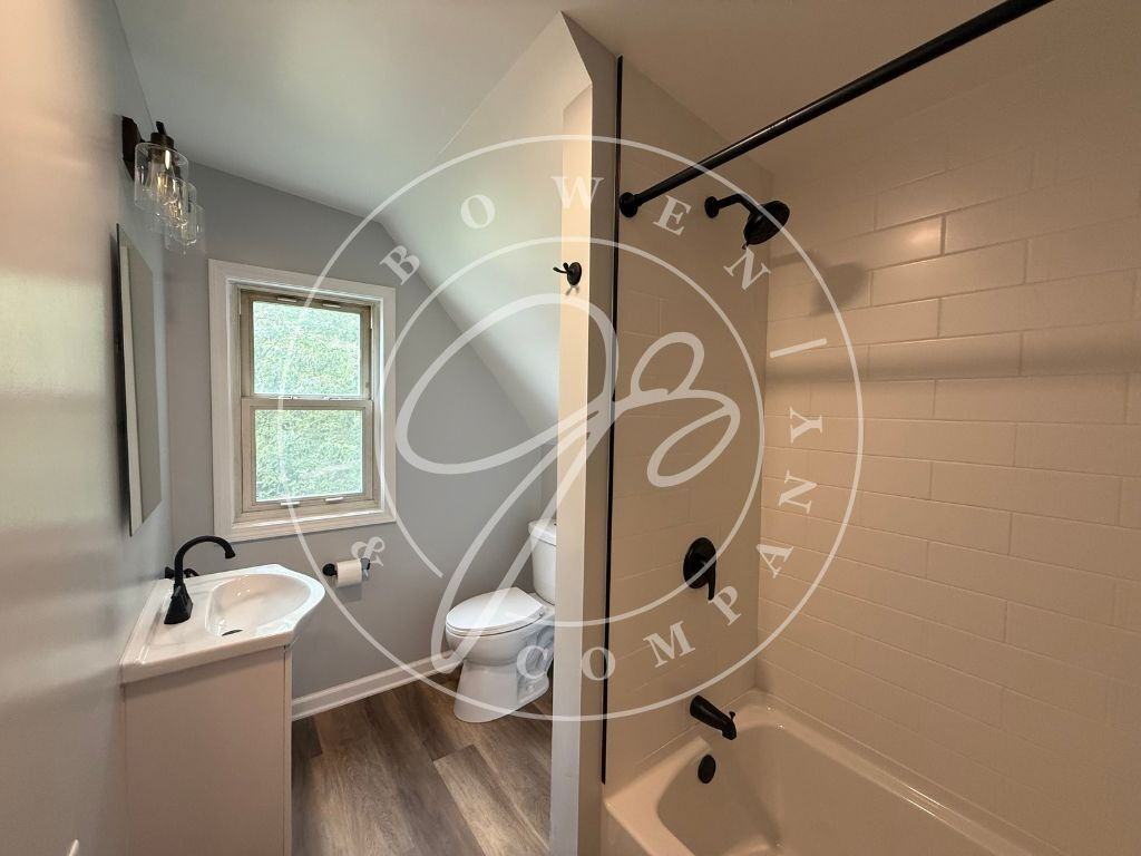 639 Carlton St - Photo 6 of 10