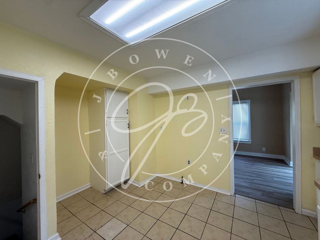 639 Carlton St - Photo 7 of 10