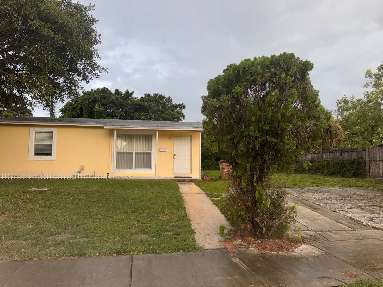 520 Ne 45th St - Photo 2 of 19