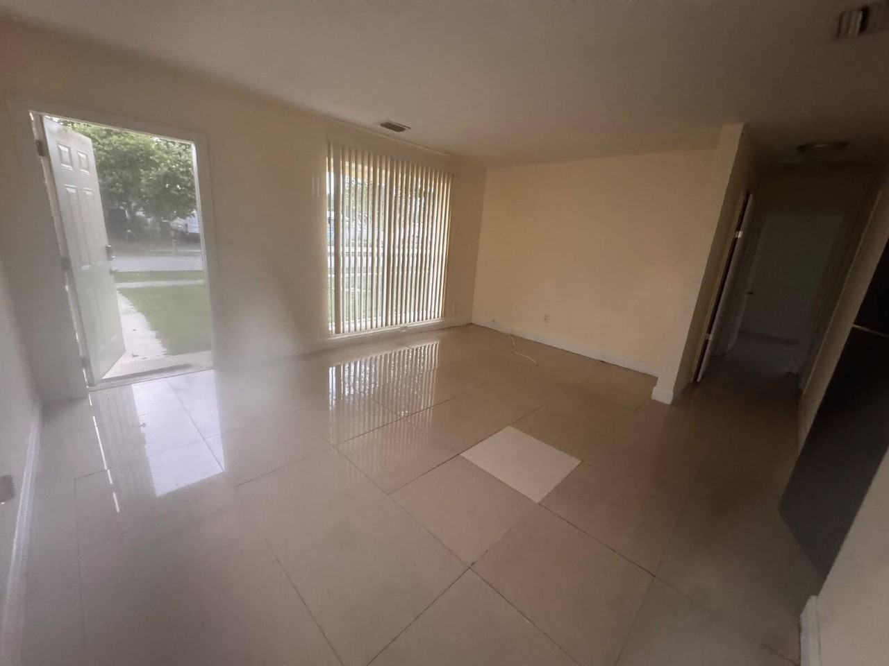 520 Ne 45th St - Photo 3 of 19