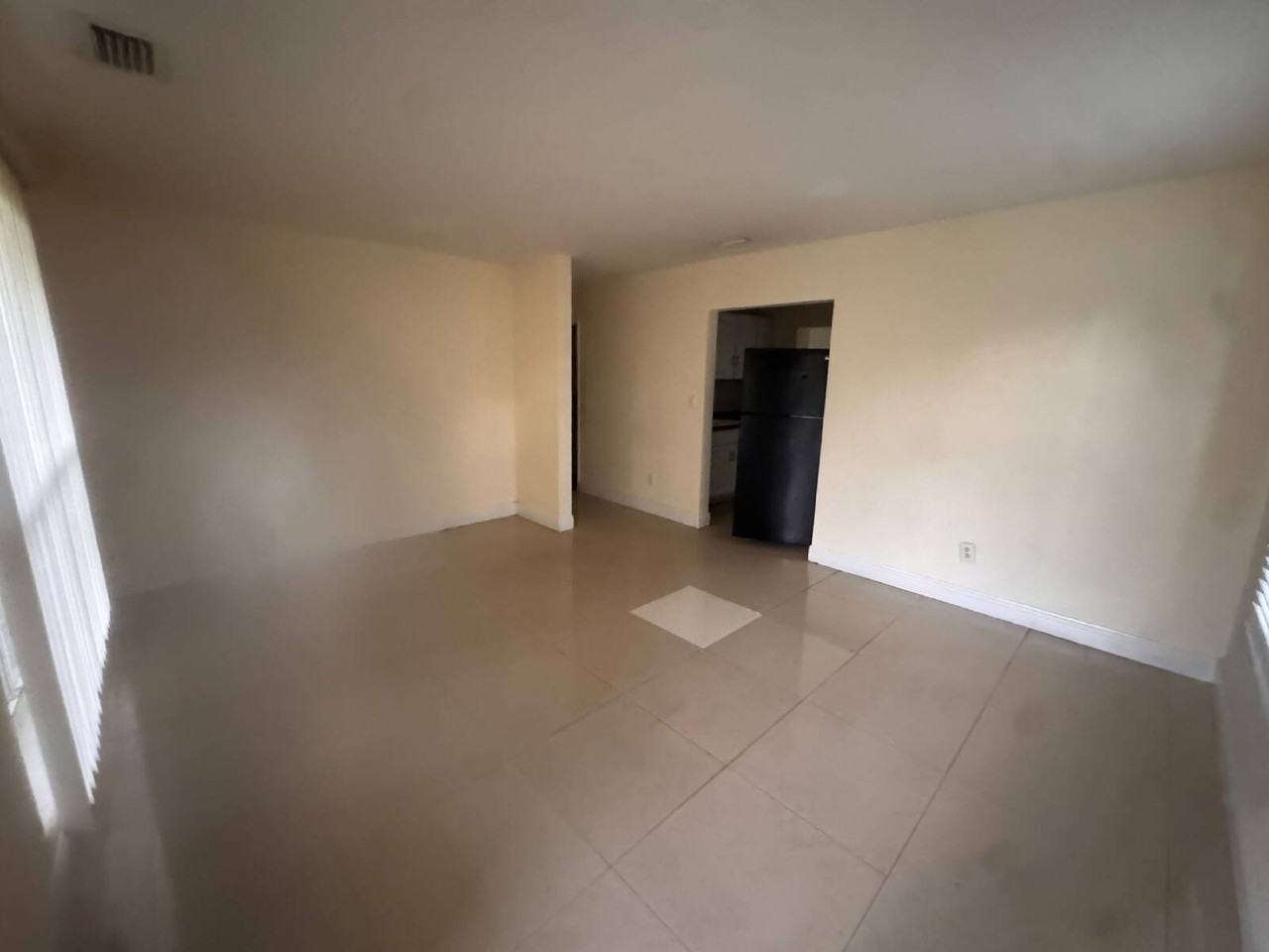 520 Ne 45th St - Photo 4 of 19