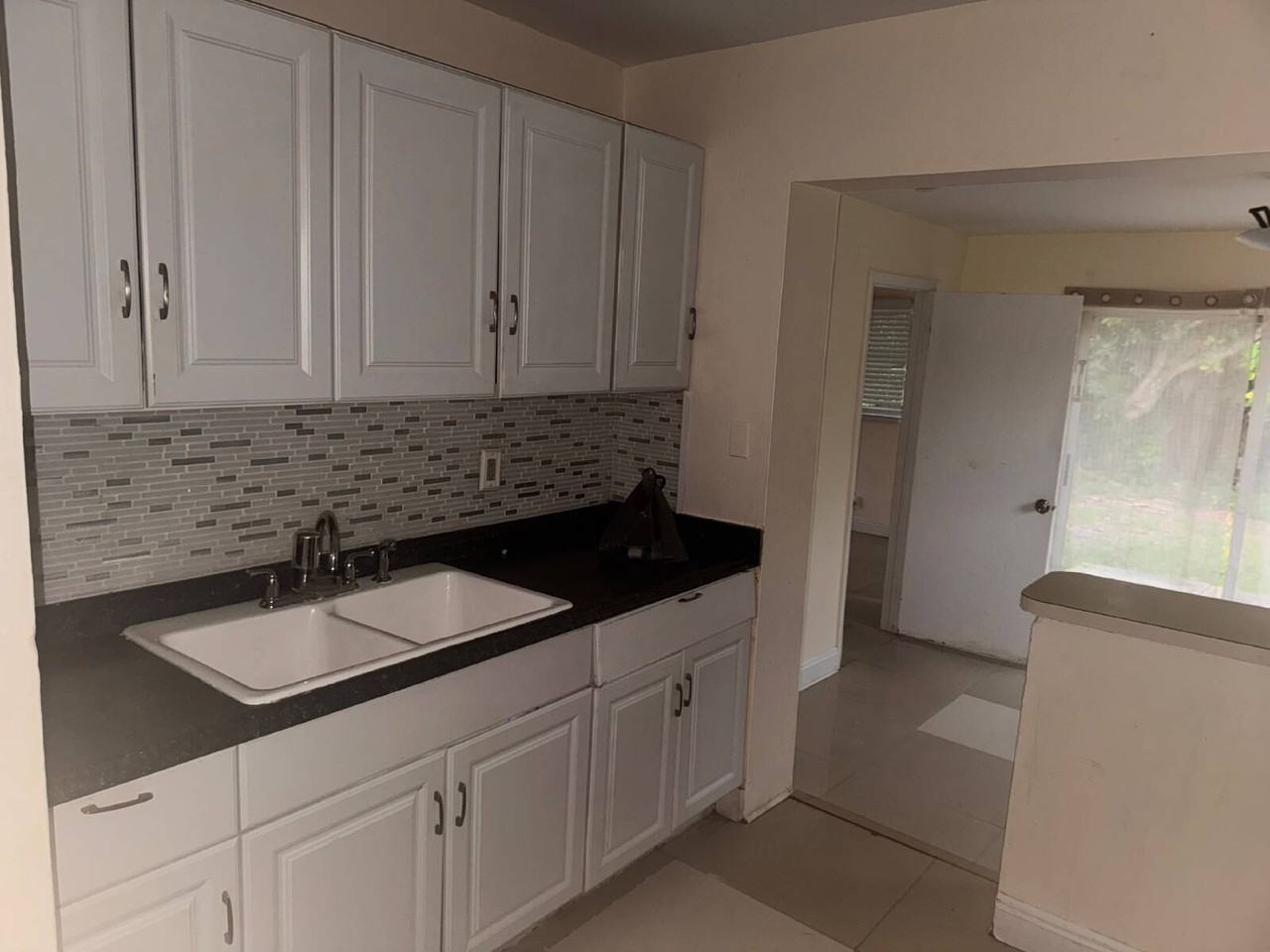 520 Ne 45th St - Photo 5 of 19