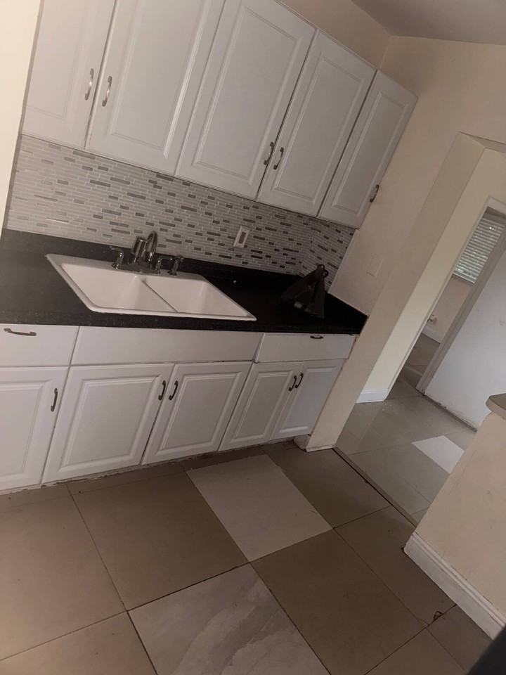 520 Ne 45th St - Photo 6 of 19