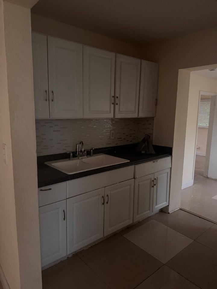 520 Ne 45th St - Photo 7 of 19