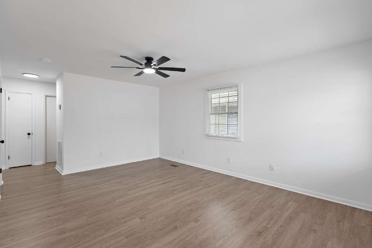 906 37th St - Photo 2 of 9