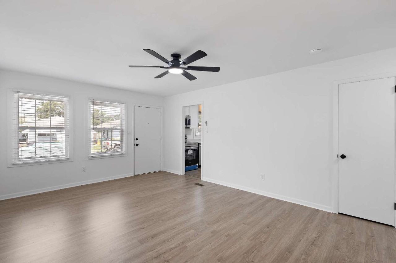 906 37th St - Photo 3 of 9
