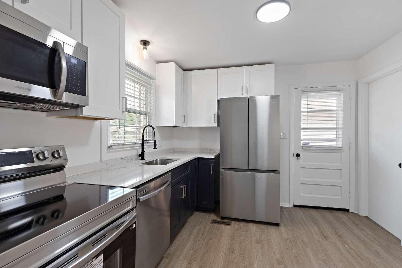 906 37th St - Photo 4 of 9