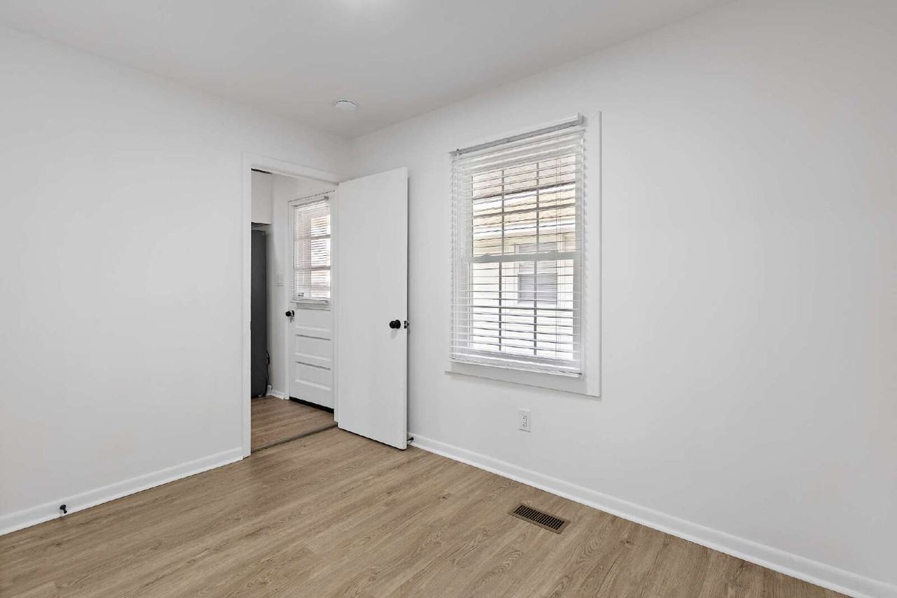 906 37th St - Photo 6 of 9