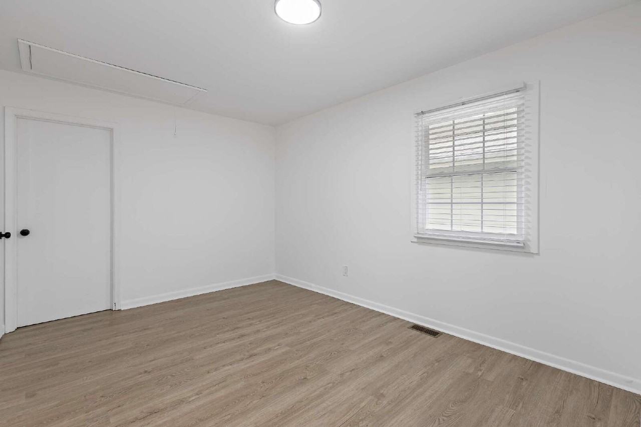 906 37th St - Photo 7 of 9