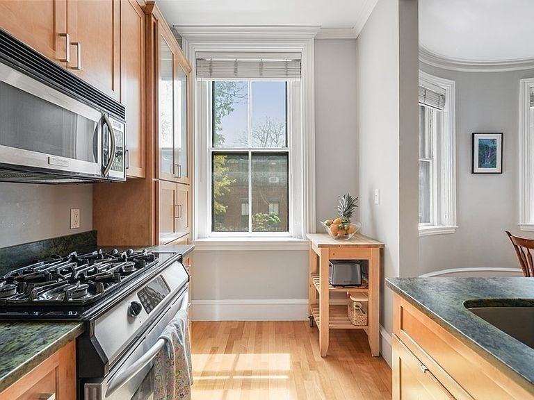 9 Upton St - Photo 4 of 16