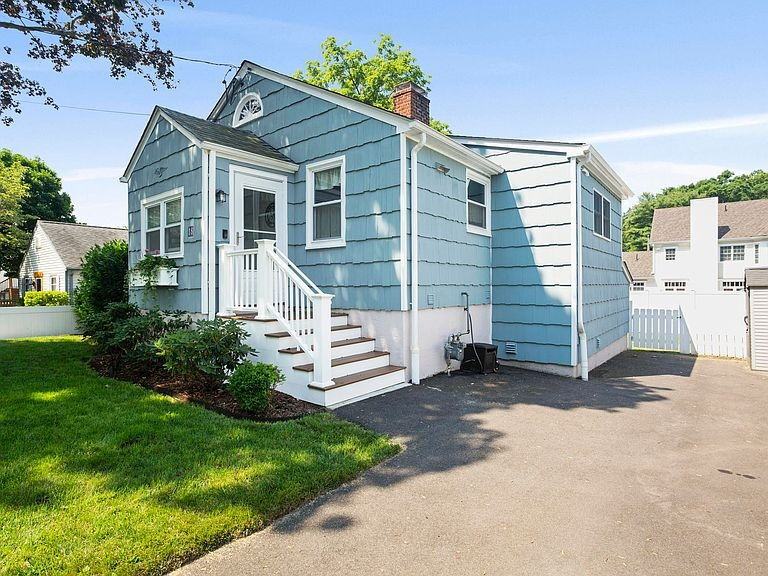18 Spezzano Dr - Photo 4 of 23