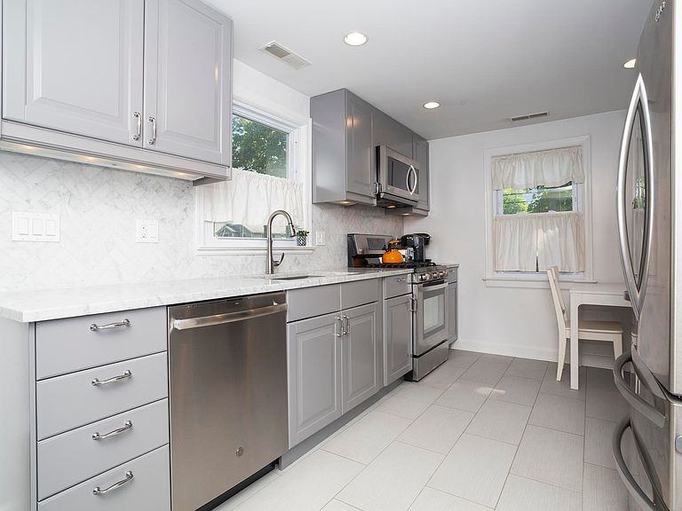 18 Spezzano Dr - Photo 7 of 23