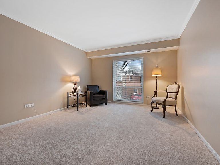 134 Green Bay Rd - Photo 3 of 12