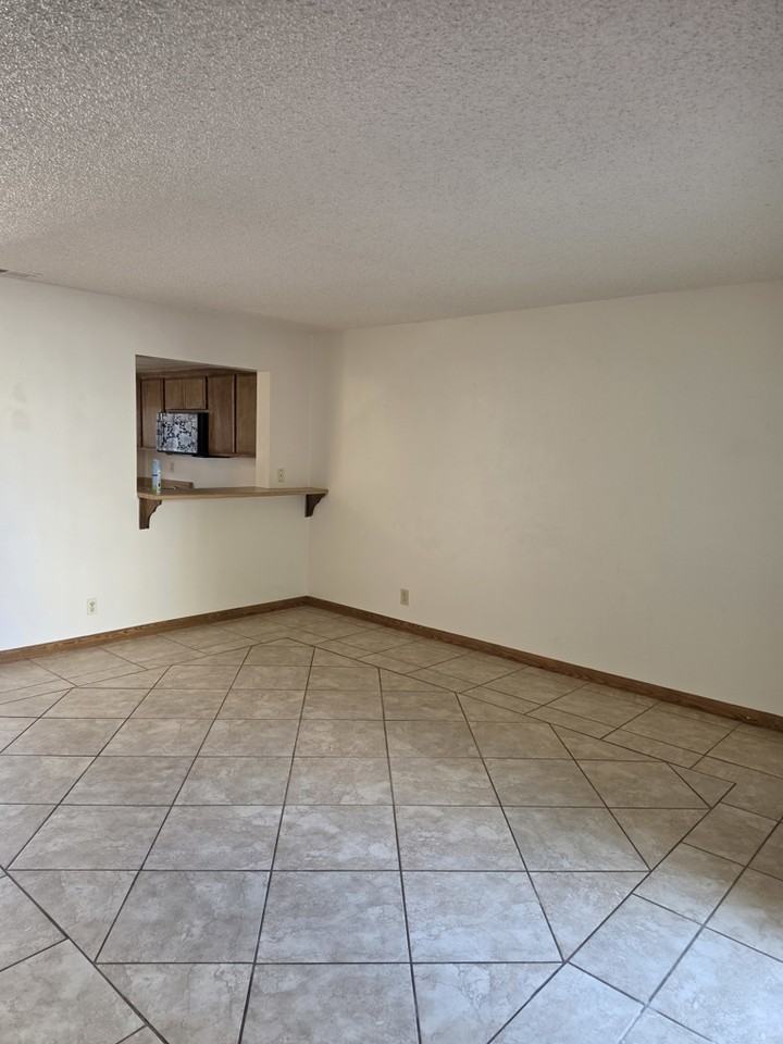 1113 W Cypress Ave - Photo 4 of 16