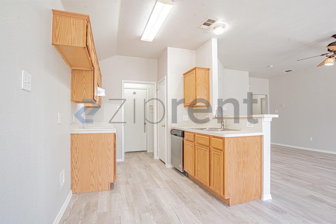 412 Pin Oak Ln - Photo 4 of 20