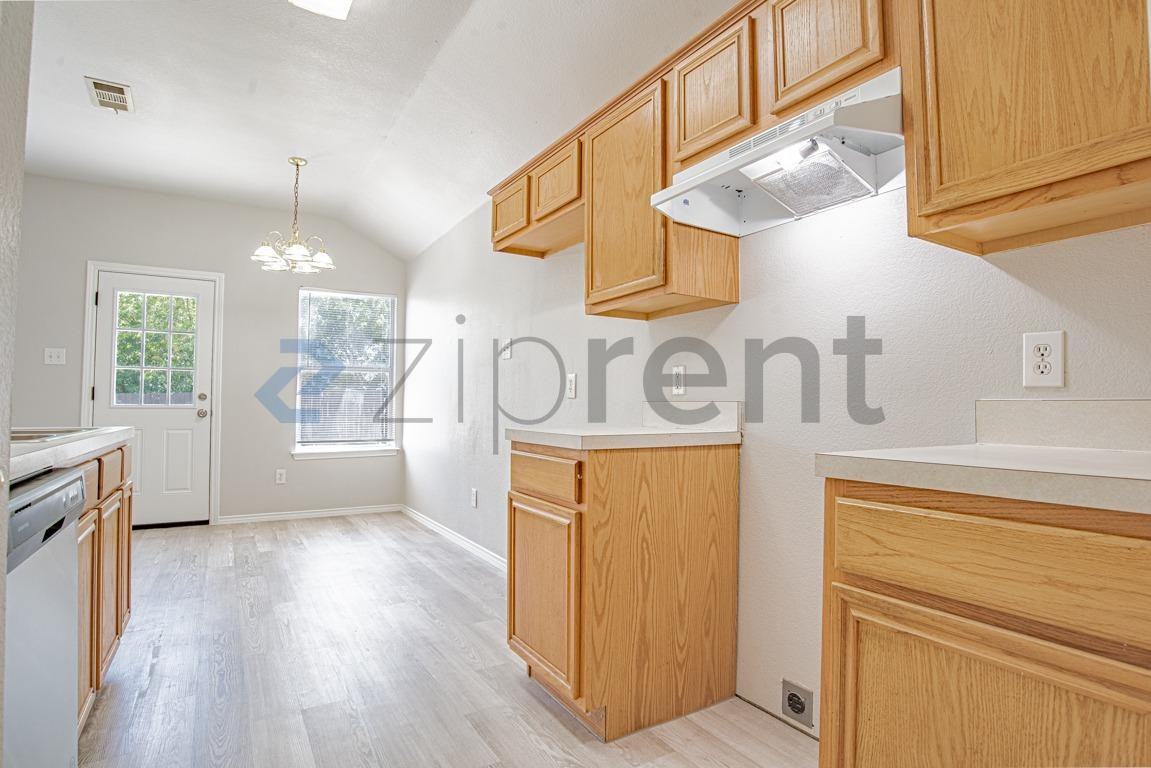 412 Pin Oak Ln - Photo 3 of 20