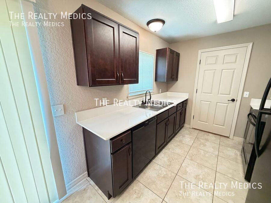561 Marion Oaks Blvd - Photo 4 of 21