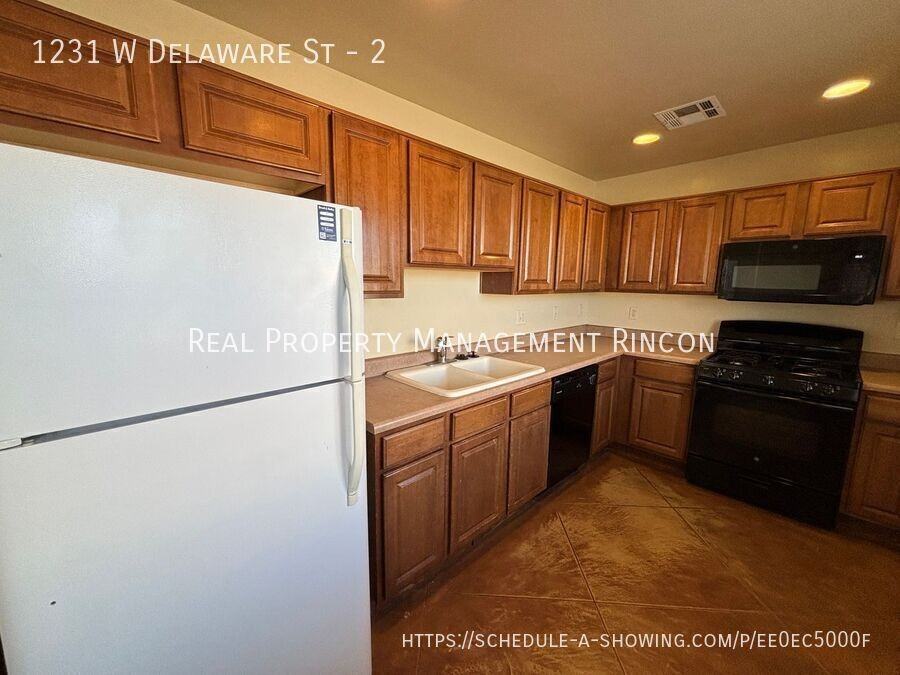 1231 W Delaware St #2 - Photo 5 of 23