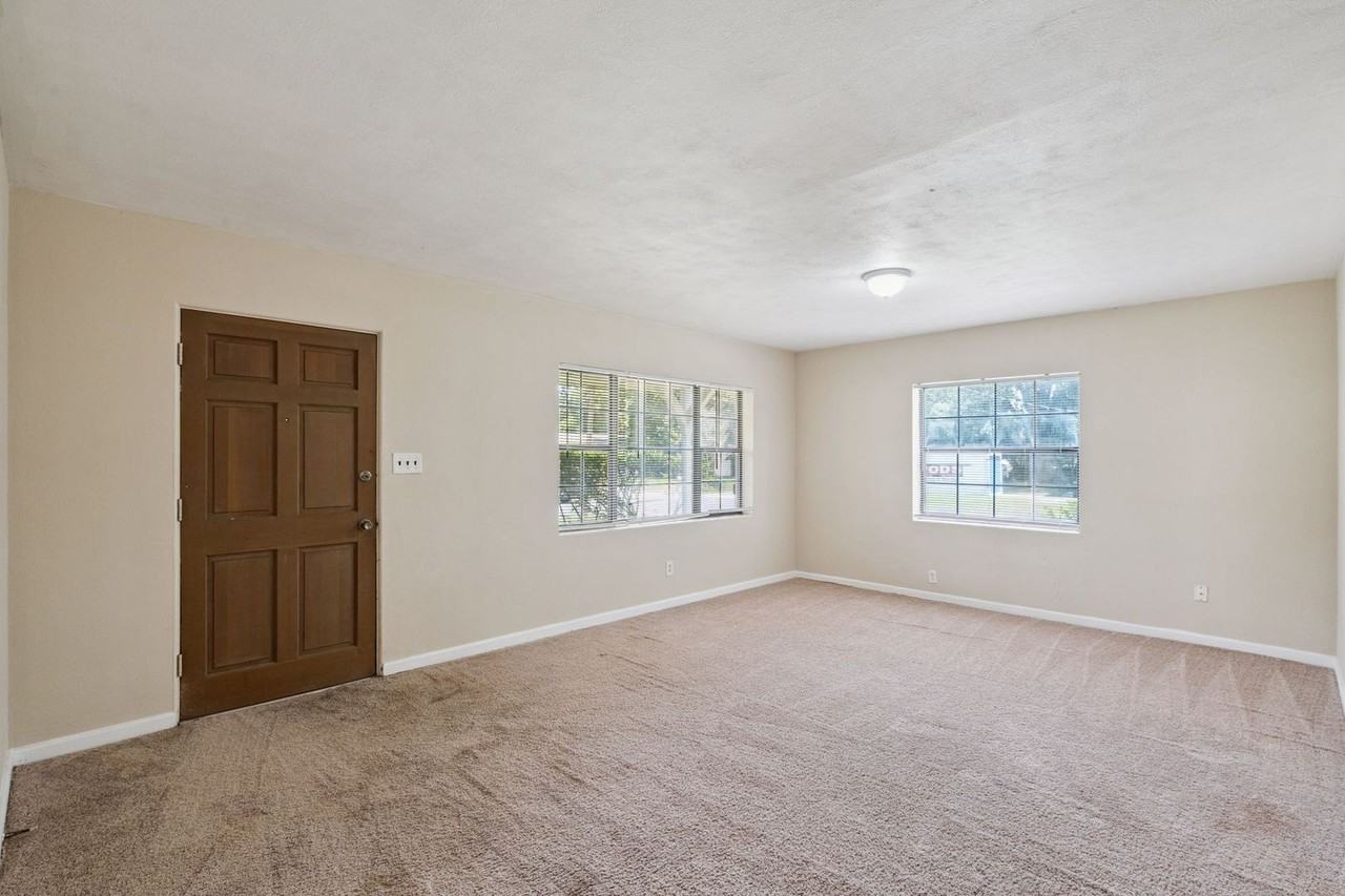 2028 Albert Lee Pkwy - Photo 2 of 17