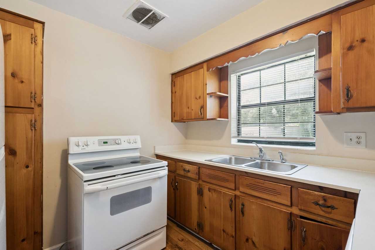 2028 Albert Lee Pkwy - Photo 6 of 17
