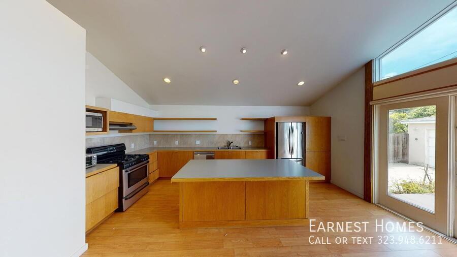 2577 S Bundy Dr - Photo 6 of 31