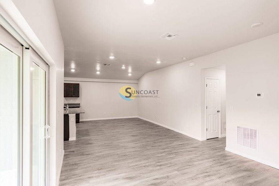 378 Urbana St - Photo 5 of 13