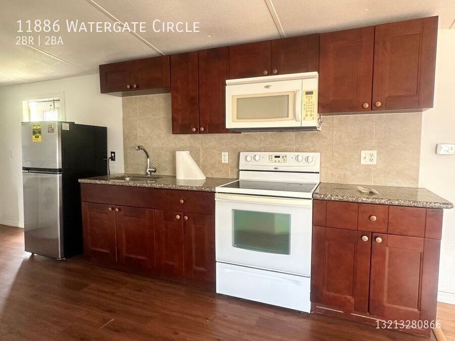 11886 Watergate Cir - Photo 3 of 22