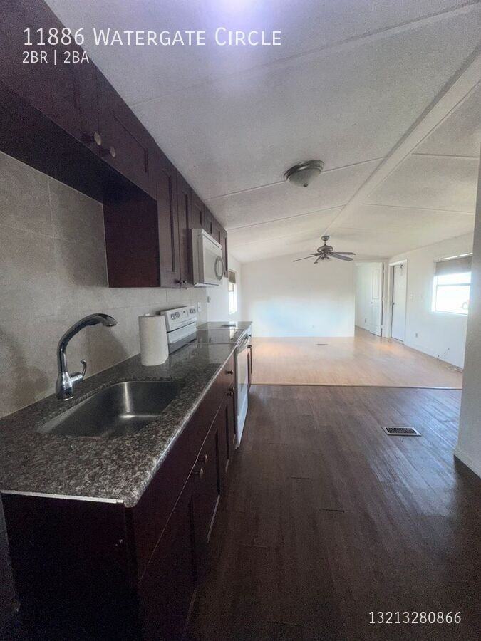 11886 Watergate Cir - Photo 4 of 22