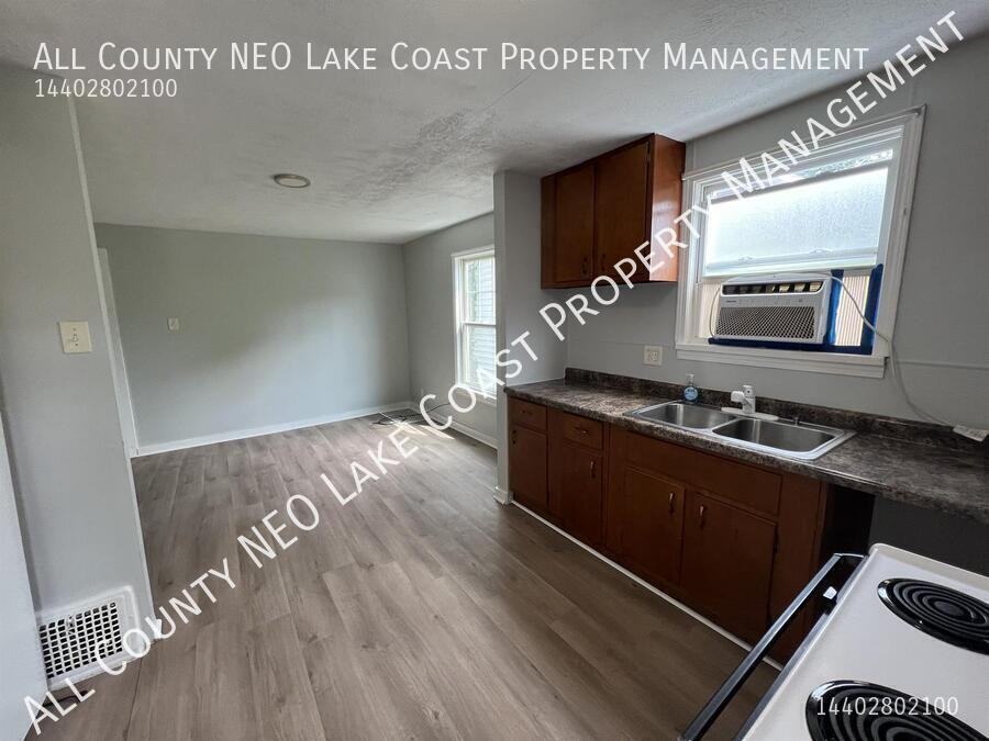 1127 W Erie Ave #1 - Photo 3 of 6