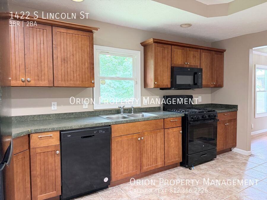 1422 S Lincoln St - Photo 2 of 9