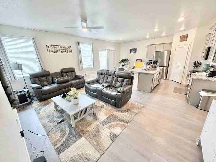 692 N Allium St - Photo 2 of 19