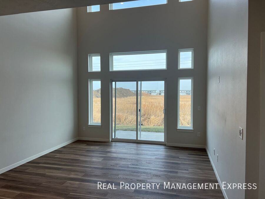 5516 S Huntwood Ave - Photo 2 of 18