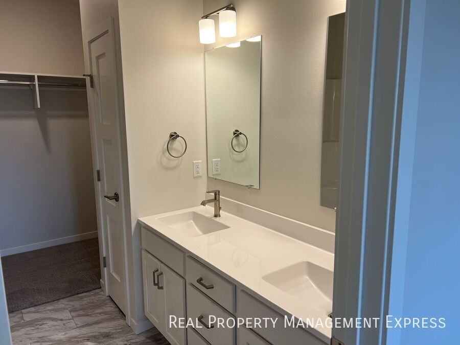 5516 S Huntwood Ave - Photo 7 of 18