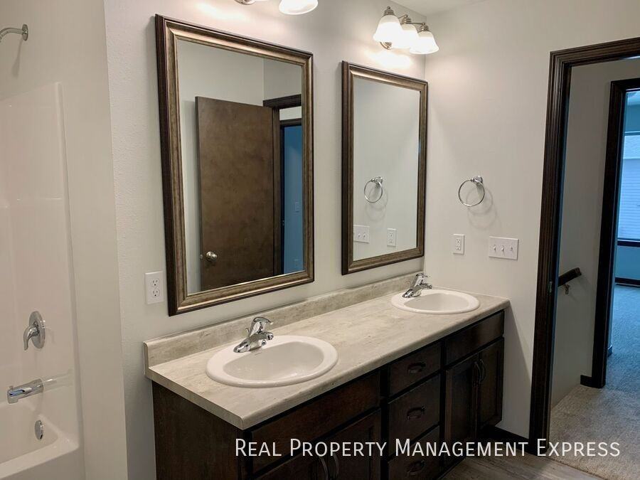 2218 S Ronsiek Ave - Photo 3 of 14