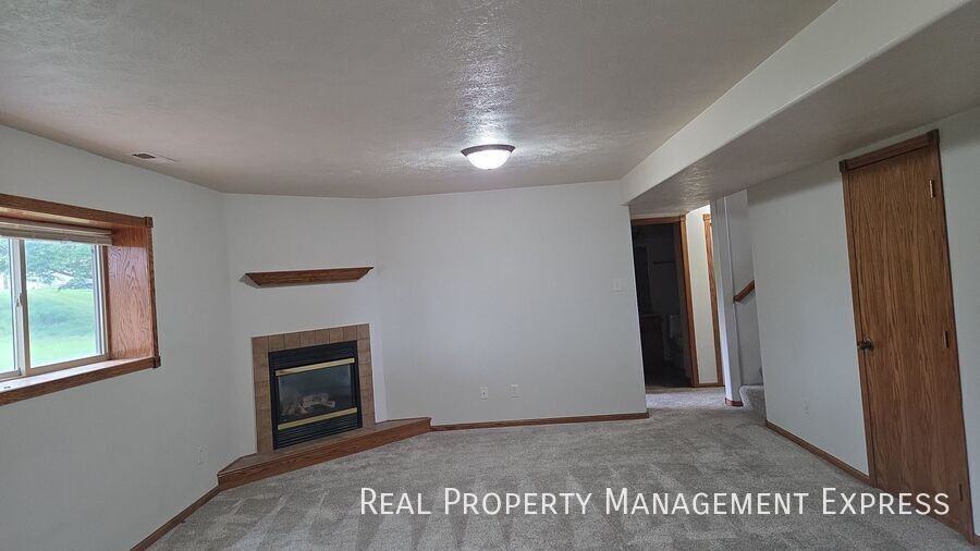 3205 N Aurora Ave - Photo 3 of 15