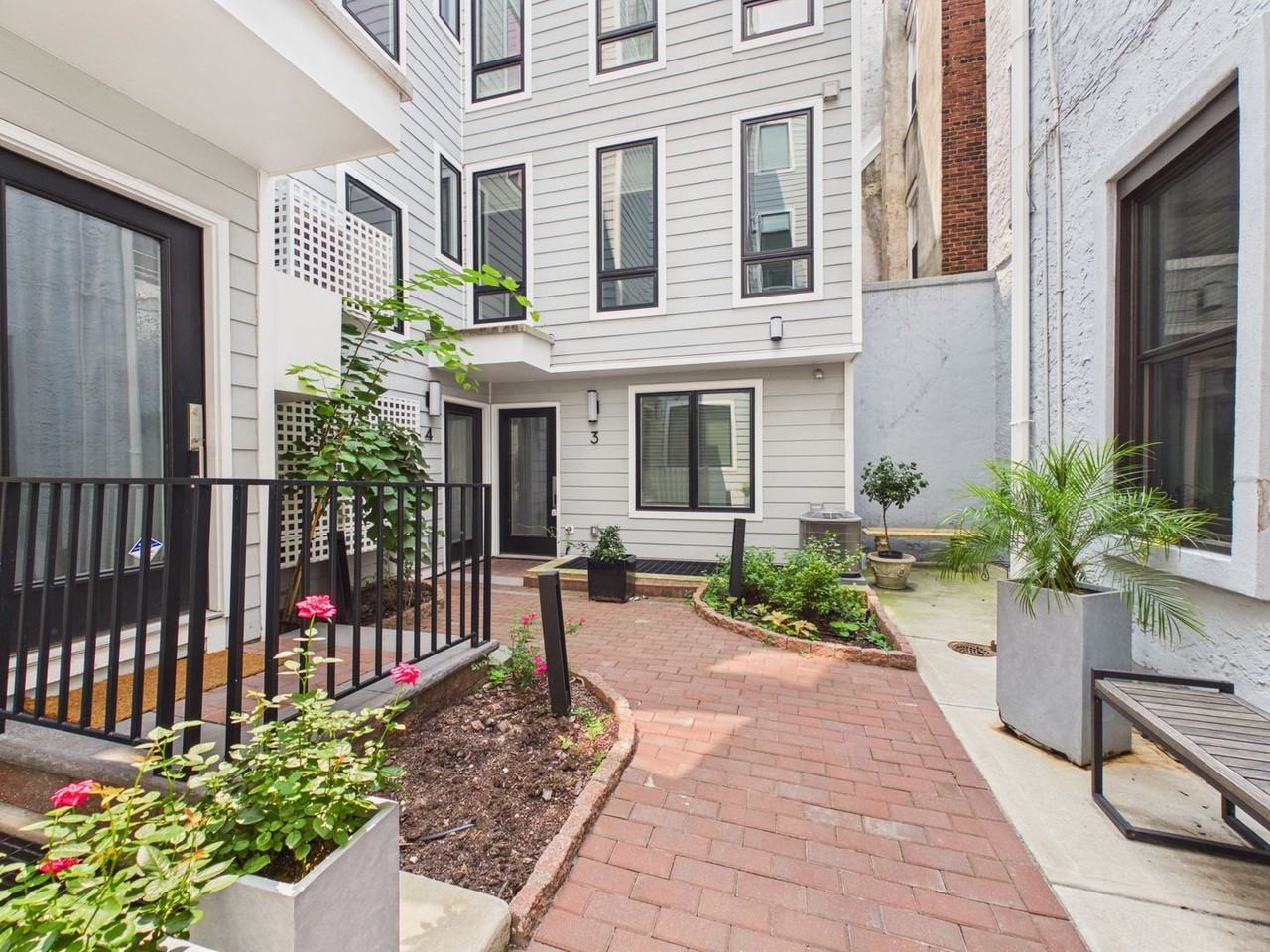 212 Bainbridge St - Photo 2 of 25