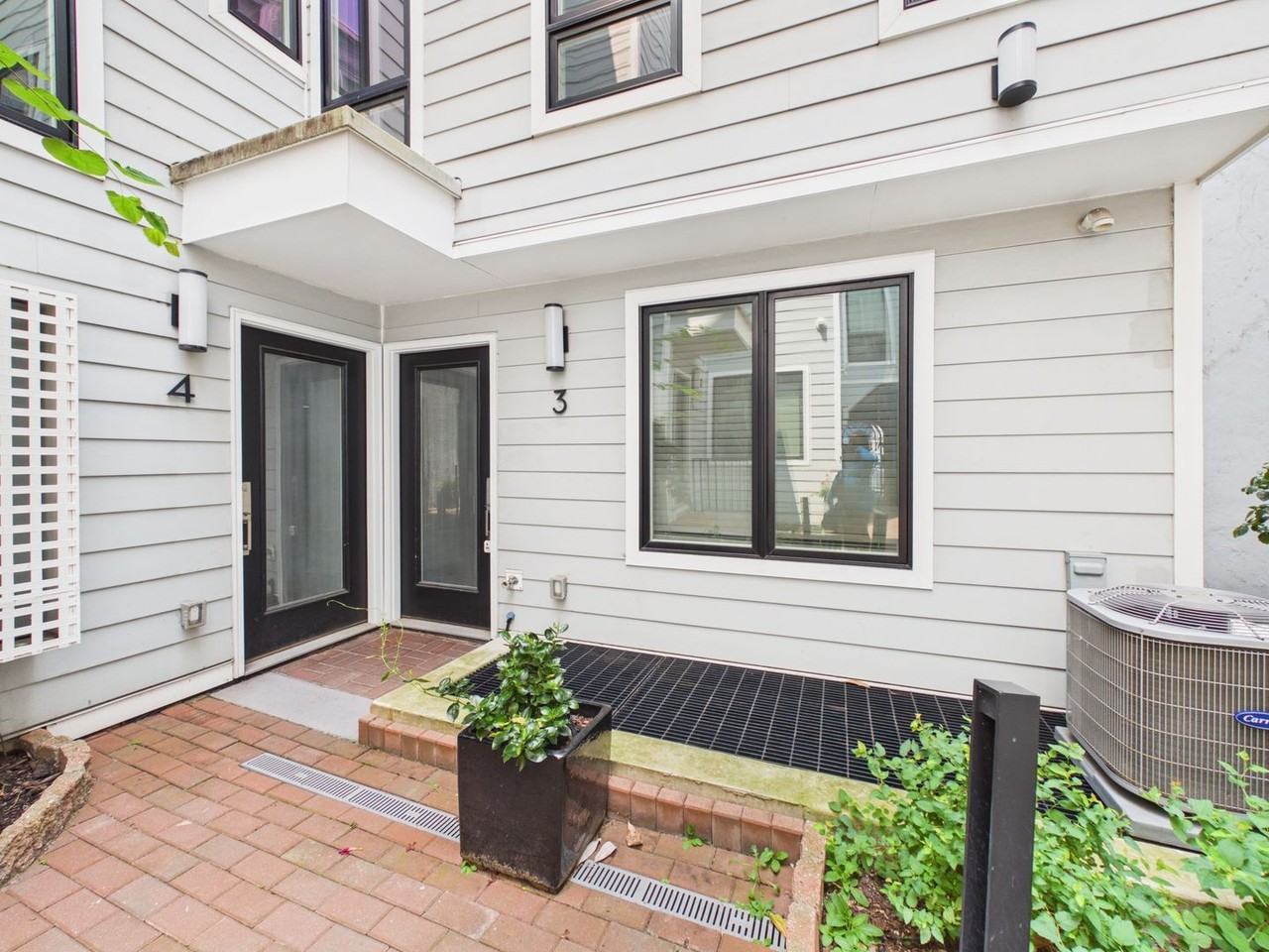212 Bainbridge St - Photo 3 of 25